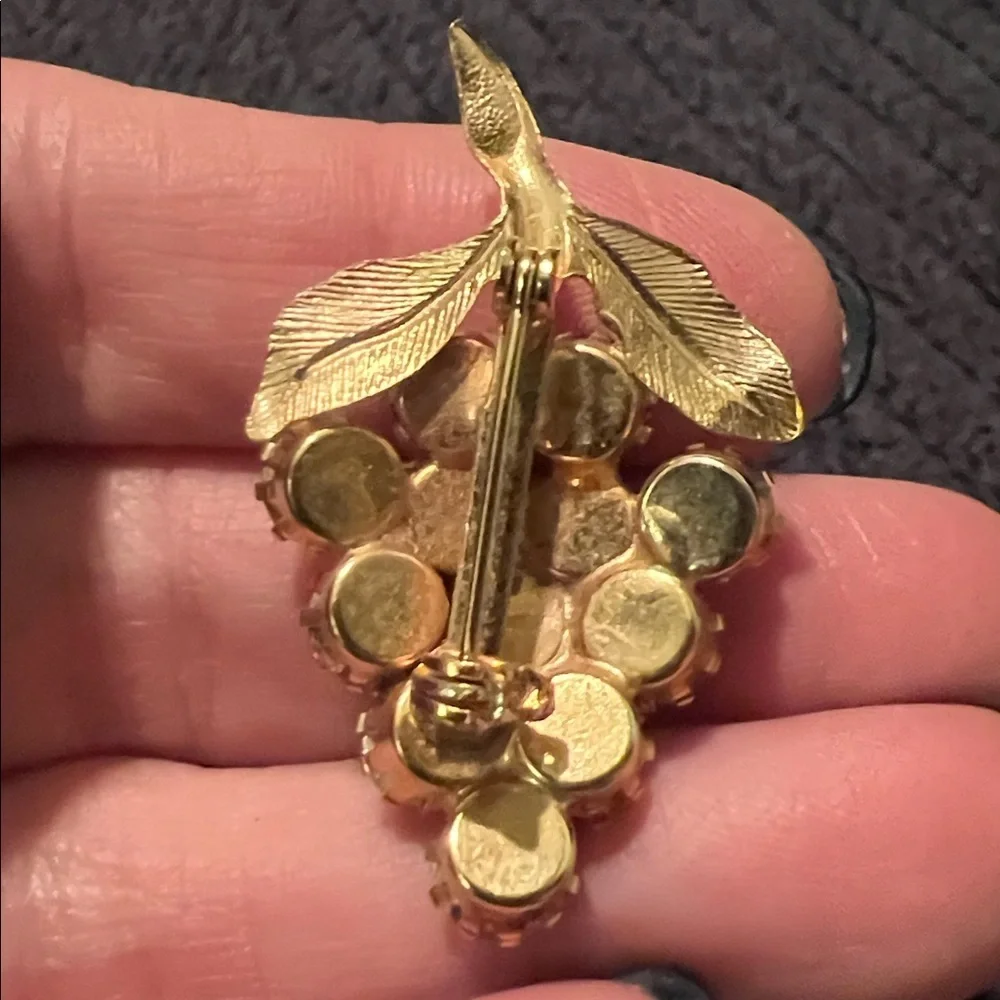 VINTAGE JEWELRY - 1960s Grapes White Rhinestone Crystal Gold Plated Brooch Pin